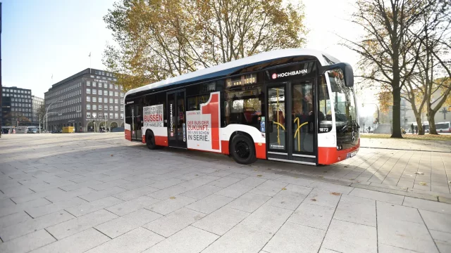 Ein Mercedes eCitaro der HOCHBAHN steht auf einem Platz in Hamburg. © HOCHBAHN Mercedes eCitaro der HOCHBAHN auf einem Platz in Hamburg