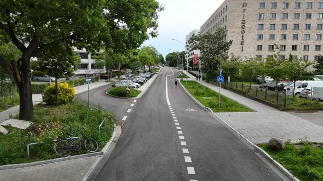 Sehr breiter Radfahrstreifen am Recha-Lübke-Damm in Hamburg mit weitem Blick in die Ferne. © BVM / Robin Lindner Breiter Radfahrstreifen am Recha-Lübke-Damm mit weitem Blick in die Ferne